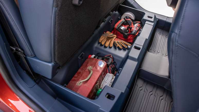 Ford Maverick oferece compartimento para bagagens abaixo do banco traseiro.