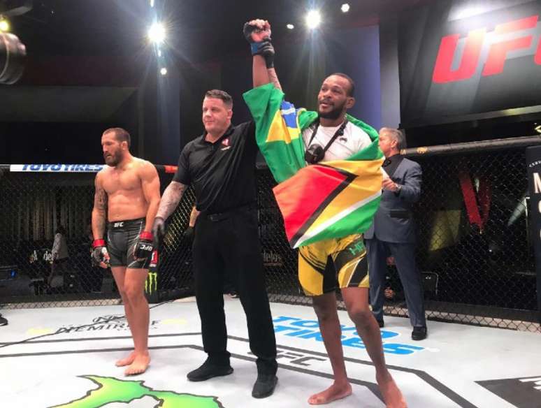 Carlston Harris disse que virou celebridade em seu país após estrear com vitória no UFC (Foto: arquivo pessoal)