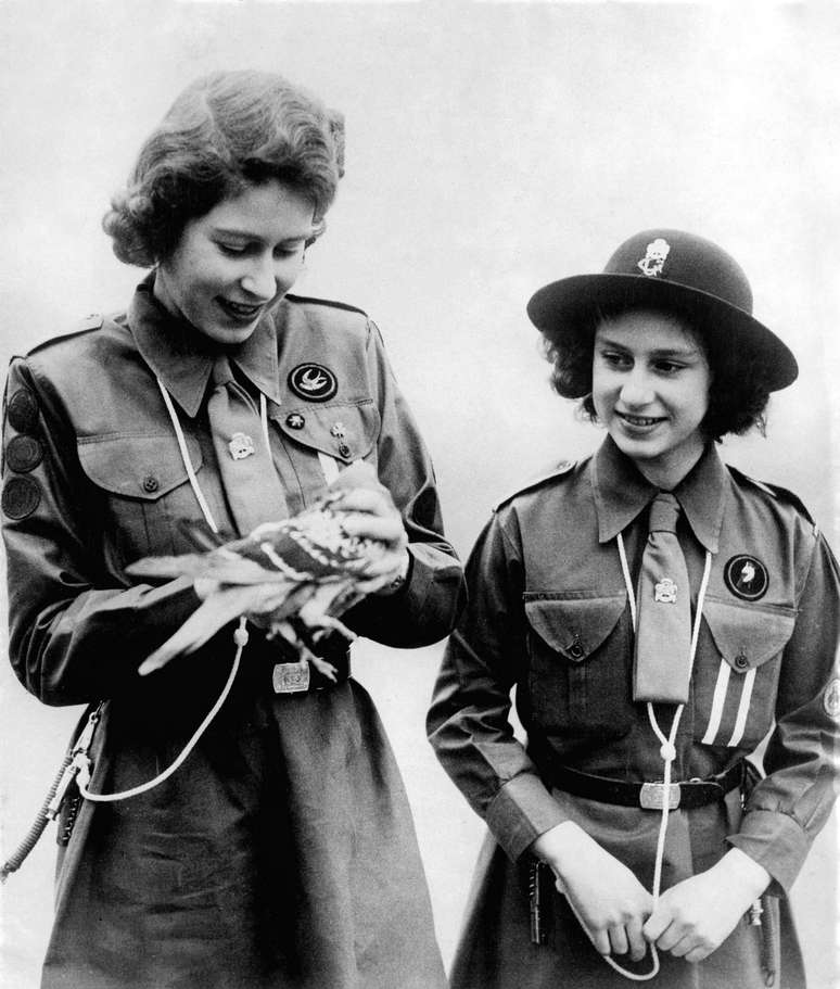 A rainha Elizabeth 2ª, quando ainda era princesa, mostrando à irmã Margaret um dos pombos-correios