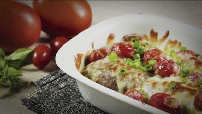 Guia da Cozinha - Receita fácil de bife à rolê com molho pesto