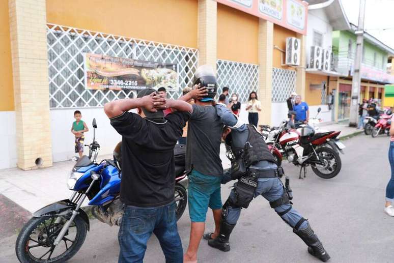 Barreiras da Polícia Militar param veículos e revistam ocupantes, em Manaus. A capital teve trégua após dois dias de ataques