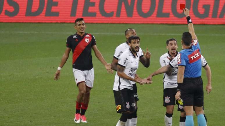 Fagner foi expulso no início do segundo tempo da derrota por 2 a 0 para o Dragão (Foto: Rodrigo Coca/Ag.Corinthians)