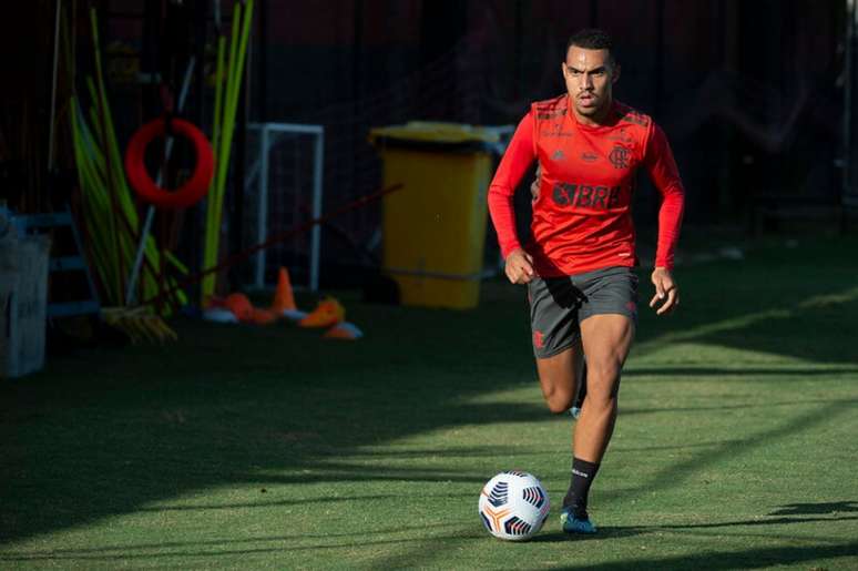 Matheuzinho em ação durante treino no Ninho do Urubu (Foto: Alexandre Vidal/Flamengo)