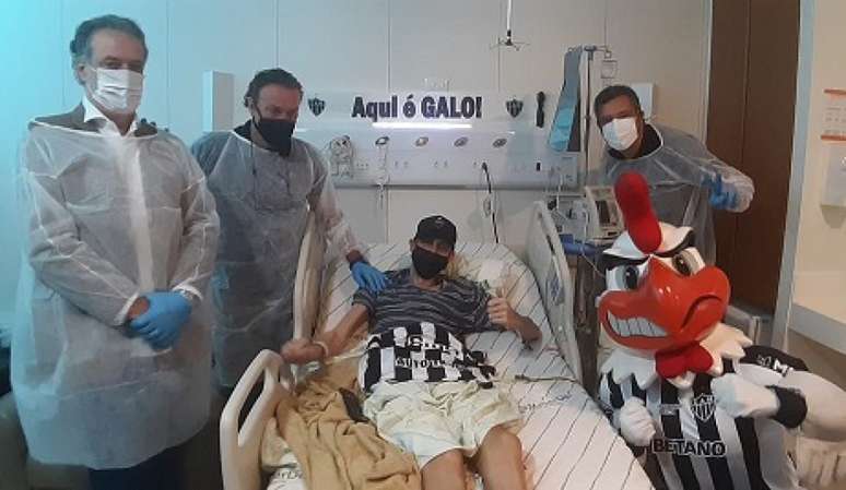 Felipe Fiu teve a visita de Cuca, do Galo Doido e do presidnete do clube, em apoio à sua luta contra o câncer-(Divulgação)