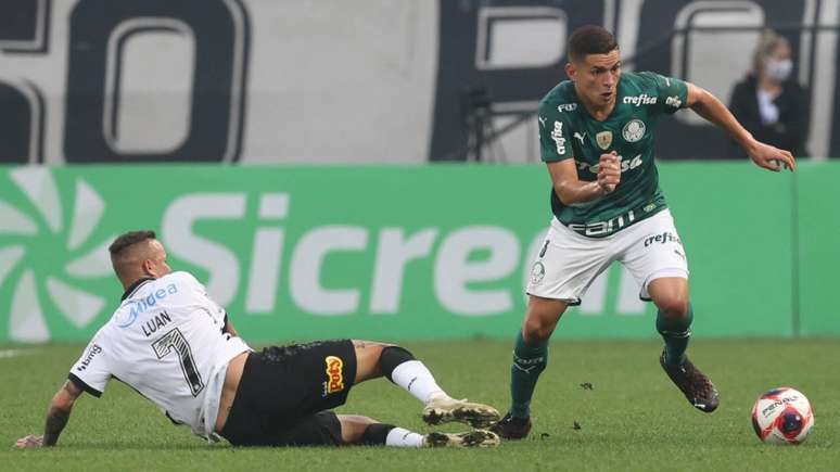 Renan disputa bola com Luan durante partida válida pela semifinal do Paulistão (Foto: Cesar Greco/Palmeiras)