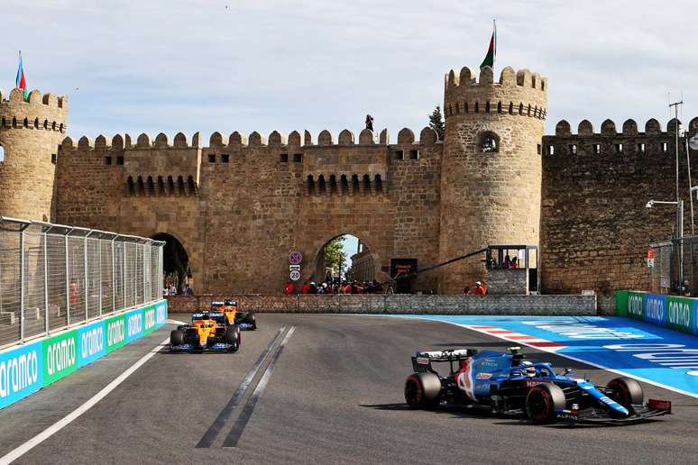 Esteban Ocon foi o primeiro a abandonar o GP do Azerbaijão após sofrer com perda de potência no motor 