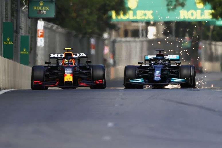 Lewis Hamilton não conseguiu superar Sergio Pérez nas ruas da Baku 