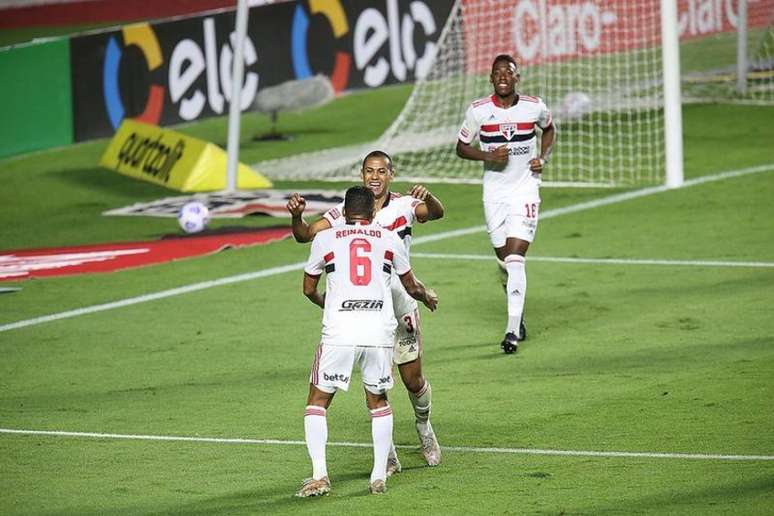 Bruno Alves marcou o sexto gol da partida (Foto: Rubens Chiri/saopaulofc.net)