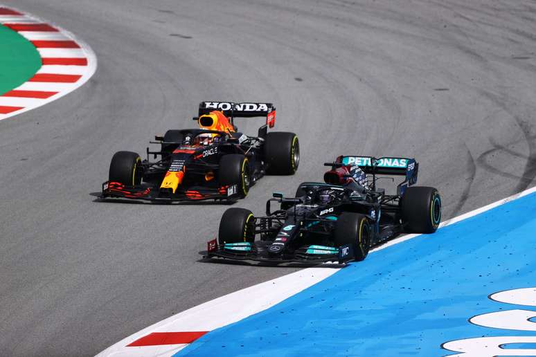 Lewis Hamilton em batalha com Max Verstappen em Barcelona 