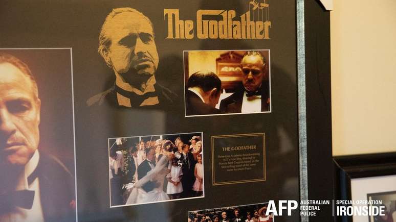 Entre os itens apreendidos estavam cartazes do filme O Poderoso Chef&atilde;o