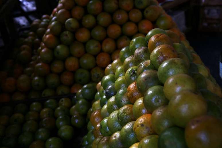 Laranjas &agrave; venda em barraca de feira no Rio de Janeiro
REUTERS/Pilar Olivares