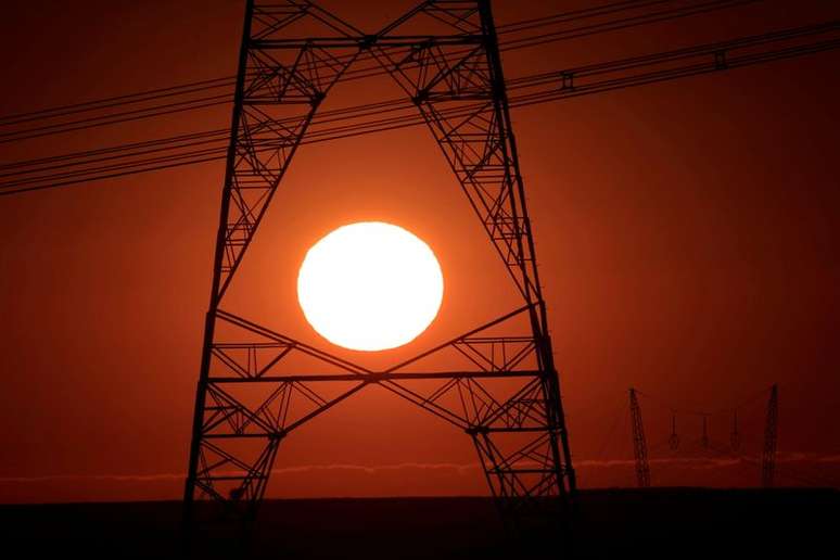 Torres de alta tens&atilde;o de eletricidade vista durante p&ocirc;r do sol em Bras&iacute;lia. 
29/08/2018. 
REUTERS/Ueslei Marcelino