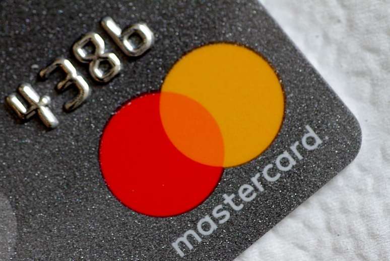 Logo da Mastercard em cart&atilde;o de cr&eacute;dito em foto de ilustra&ccedil;&atilde;o
30/08/2017 REUTERS/Thomas White