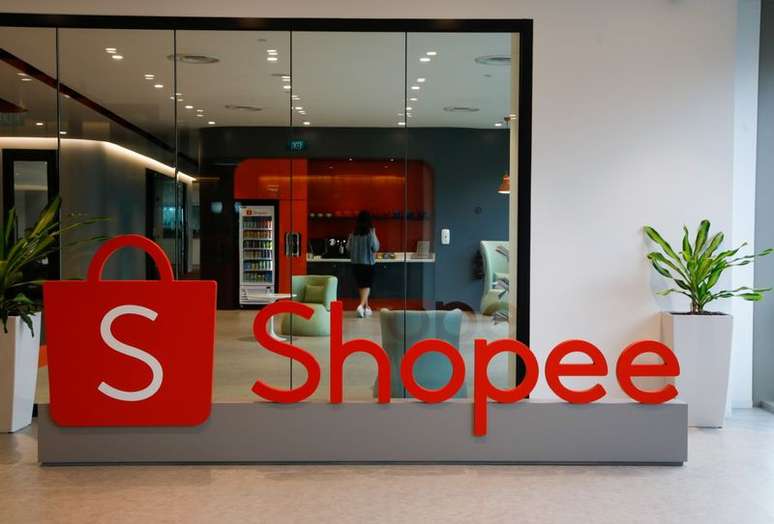 Placa da Shopee, empresa de e-commerce da Sea, de Cingapura. 5/3/2021. REUTERS/Edgar Su
