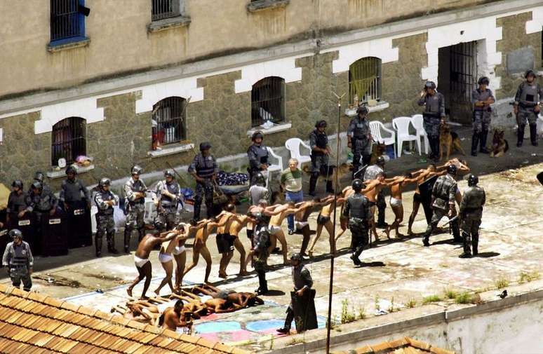 Detentos são revistados em pátio do Carandiru em 2001
19/02/2001
REUTERS
