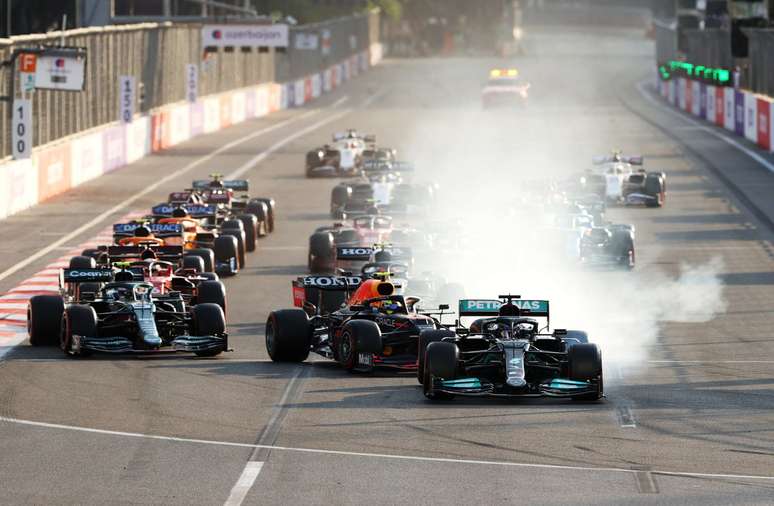 Erro de Hamilton na relargada marcou jornada da Mercedes no Azerbaijão 