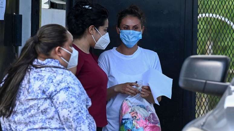 Rogel no momento de sua libertação; ela afirmou que seus sonhos de maternidade e carreira em enfermagem foram interrompidos por seu encarceramento