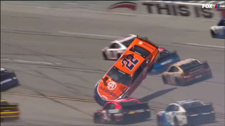Joey Logano decolou na volta final do primeiro segmento em Talladega 
