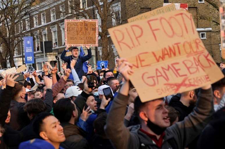 Torcedores ingleses protestaram contra a Superliga (Foto: ADRIAN DENNIS / AFP)