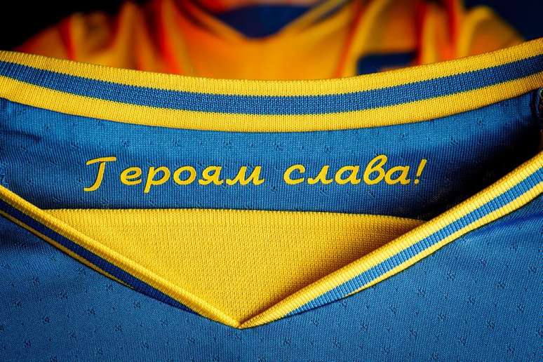 Detalhe da frase 'Glória aos Heróis', em cirílico, na gola interna da camisa da Ucrânia para a Euro. 
