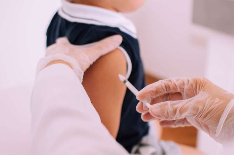 crianca-pequena-tomando-vacina