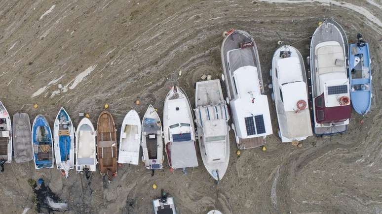 Pequenos barcos de pesca não podem navegar devido ao "muco do mar"