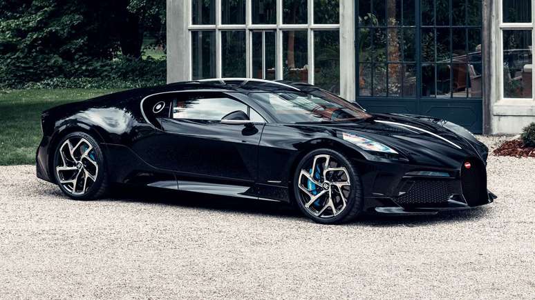 Bugatti La Voiture Noire conta com carroceria feita em fibra de carbono.