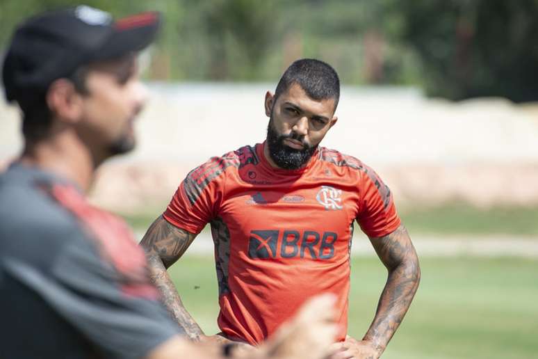 Gabigol, ao fundo, e o técnico Maurício Souza, durante atividade no Ninho do Urubu (F: Alexandre Vidal/Flamengo)