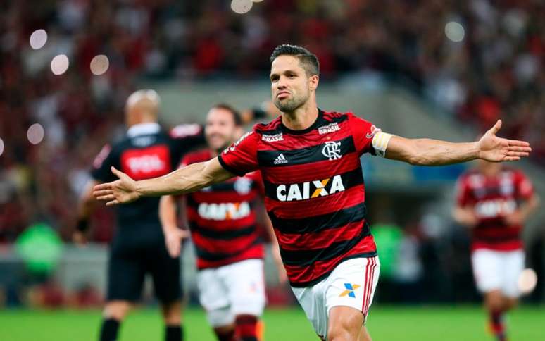 Diego sai para comemorar: camisa 10 foi o autor do último gol de falta do Fla (Foto: Gilvan de Souza / Flamengo)