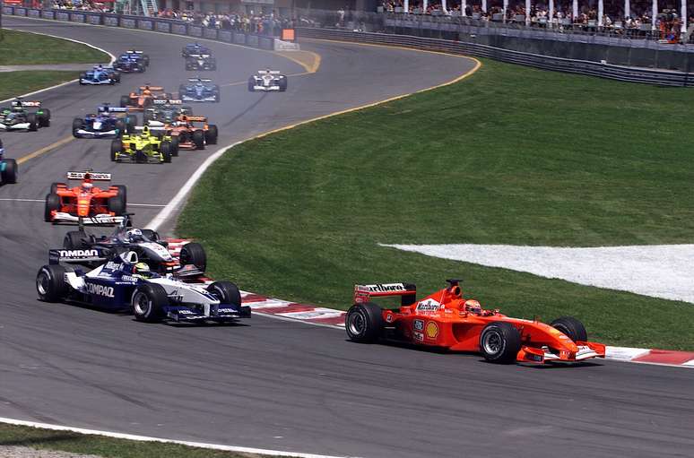 Michael Schumacher largou na frente e manteve a liderança sobre Ralf 