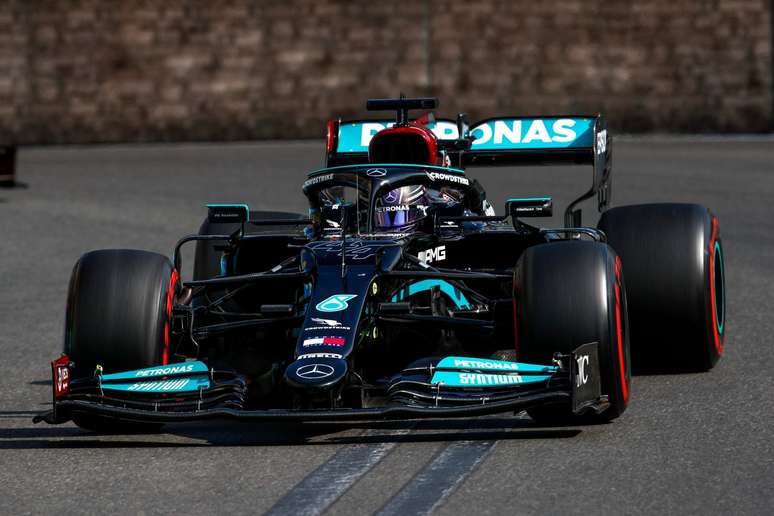 Lewis Hamilton arriscou demais na relargada, perdeu a segunda colocação e terminou o GP do Azerbaijão na 15ª posição 