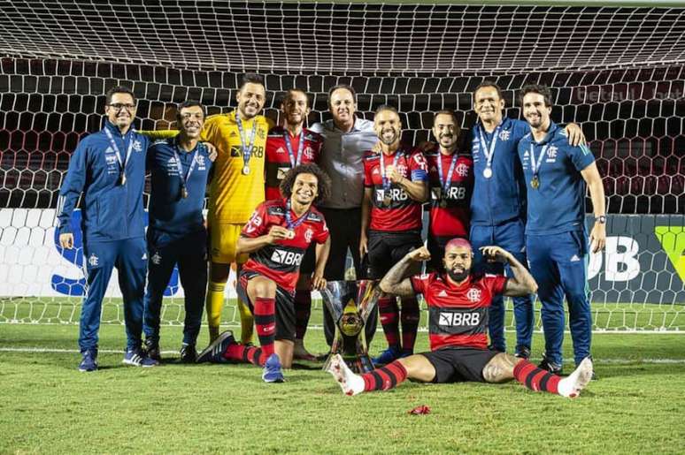Jogadores e comissão técnica do Flamengo celebrando o título Brasileiro de 2020 (Foto: Alexandre Vidal/Flamengo)