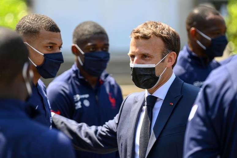 Atacante Kylian Mbapp&eacute; conversa com presidente da Fran&ccedil;a, Emmanuel Macron, em Clairefontaine-en-Yvelines, na Fran&ccedil;a
10/06/2021 Franck Fife/Pool via REUTERS