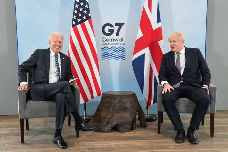 Presidente dos EUA, Joe Biden, e primeiro-ministro brit&acirc;nico, Boris Johnson, durante reuni&atilde;o antes de encontro de c&uacute;pula do G7 na Cornu&aacute;lhia, Reino Unido
10/06/2021 REUTERS/Toby Melville/Pool