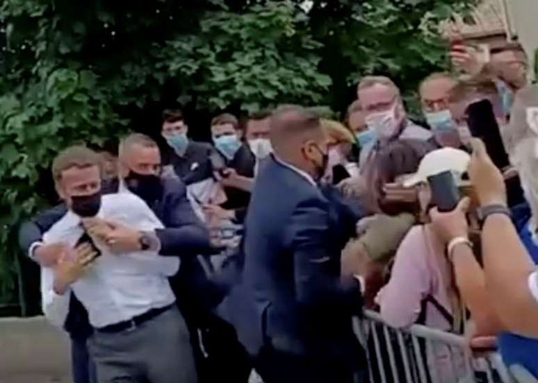 Macron é protegido após levar durante visita a Tain-L'Hermitage
 8/6/2021   BFMTV/ReutersTV via REUTERS