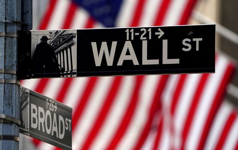 Placa de Wall Street em frente à Bolsa de Nova York
16/04/2021
REUTERS/Carlo Allegri