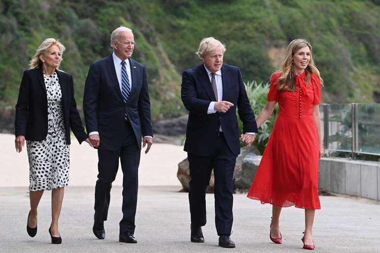 O presidente dos EUA, Joe Biden, e o primeiro-ministro britânico, Boris Johnson, com suas esposas próximo ao hotel em que ocorre a reunião do G7 em Londres, na Inglaterra