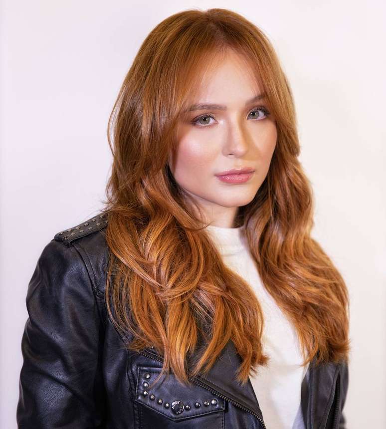 A atriz e cantora Larissa Manoela disse que limita seu tempo de uso do celular.