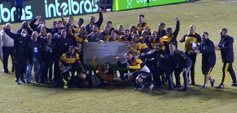 Jogadores do Criciúma comemoram classificação em cima do América Mineiro para as oitavas de final da Copa do Brasil com um cheque gigante de R$ 500 mil (Reprodução)