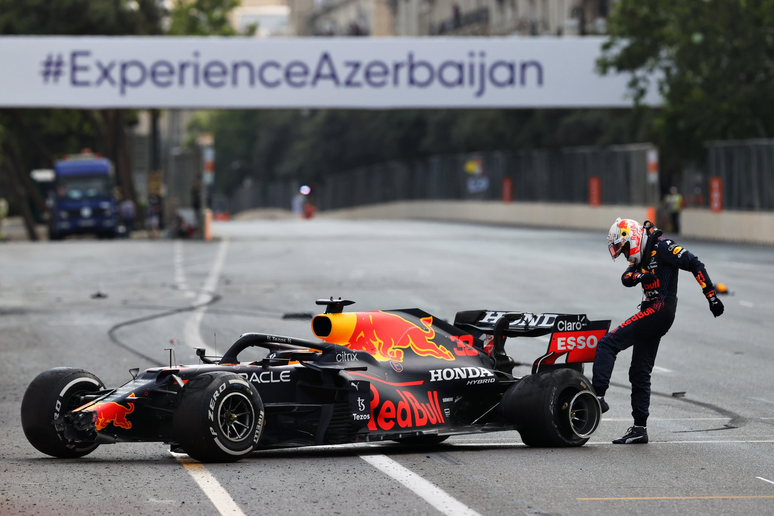 A foto do GP do Azerbaijão! Verstappen chuta pneu furado que lhe tirou vitória certa no Azerbaijão 