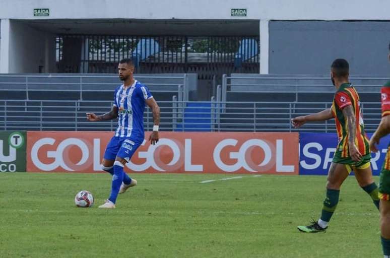 Zagueiro fez 21 partidas desde que chegou em Maceió (Augusto Oliveira/CSA)