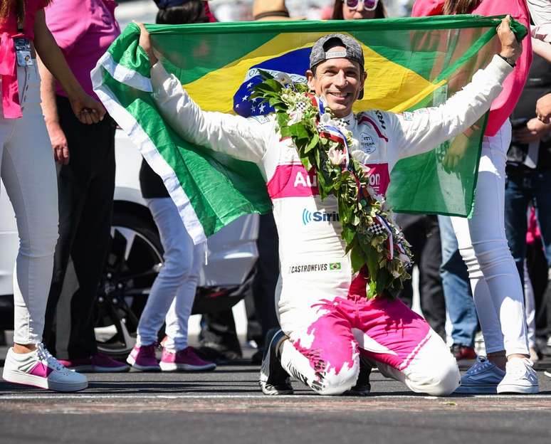 Helio Castroneves venceu as 500 Milhas de Indianápolis 