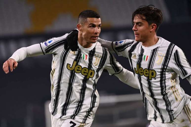 Cristiano Ronaldo e Dybala são os principais nomes da Juventus (Foto: MARCO BERTORELLO / AFP)