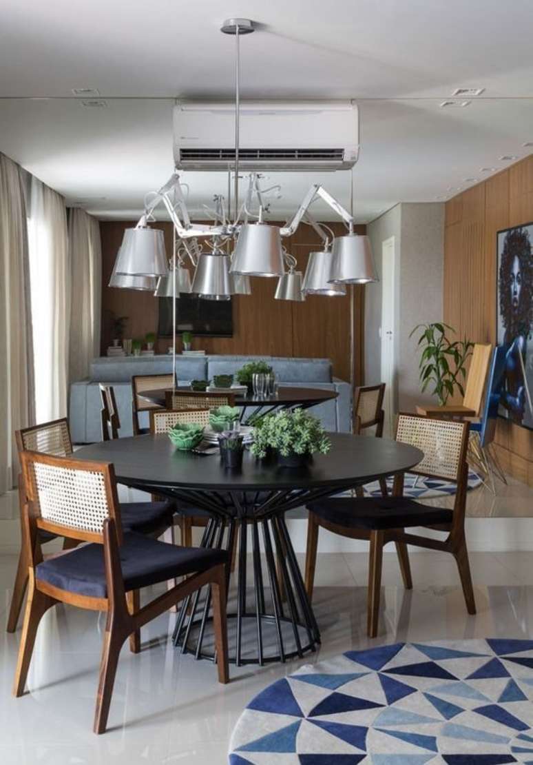 38. Decora&ccedil;&atilde;o industrial com mesa cone de ferro preta &ndash; Foto Revista Vd