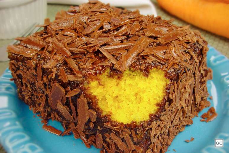 BOLO DE CENOURA FOFINHO E COM CASQUINHA DE CHOCOLATE 