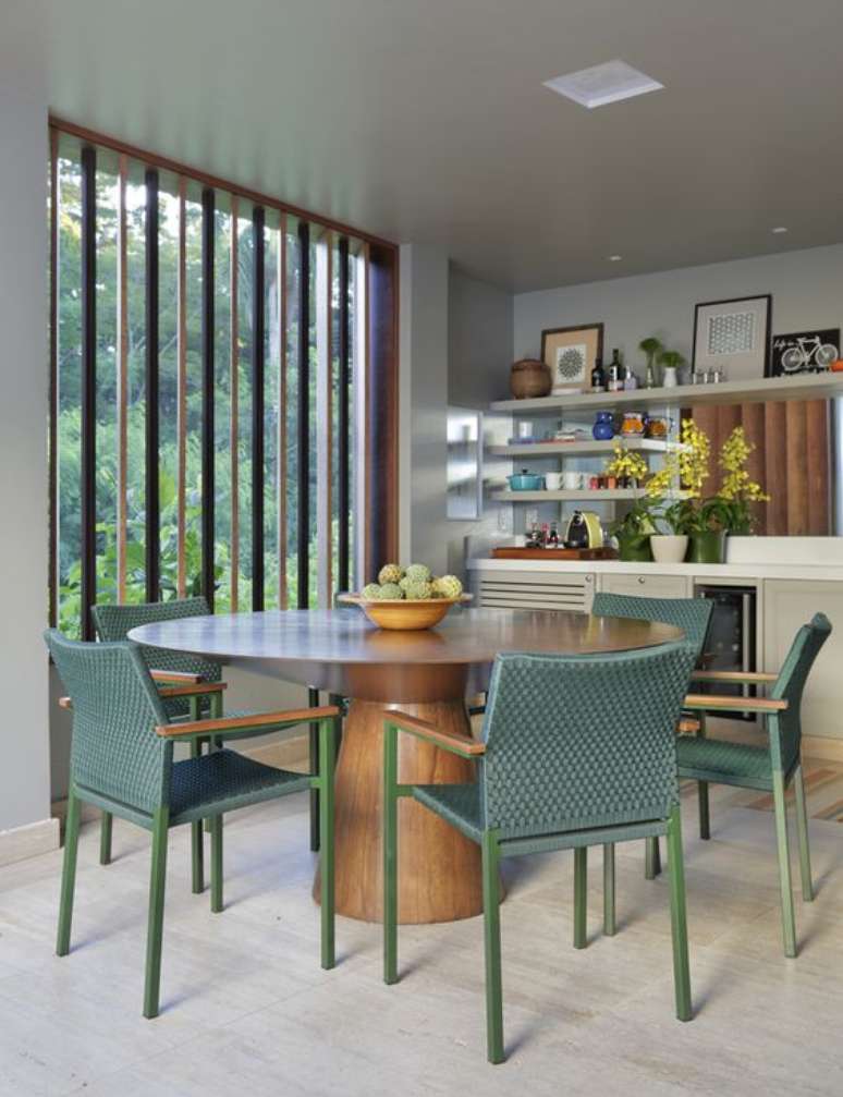 10. Mesa cone para sala de jantar com cadeiras verdes – Foto Casa de Valentina