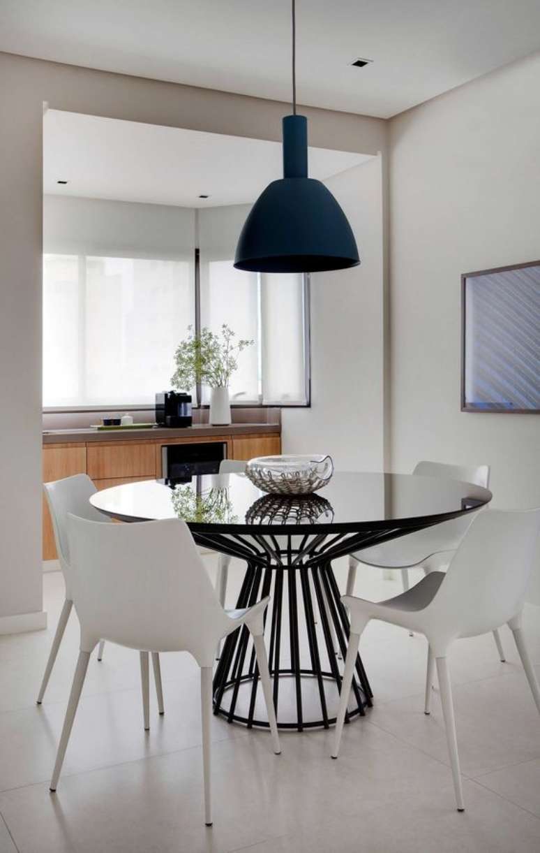 17. Mesa cone preta com cadeiras brancas – Foto Paula magnani