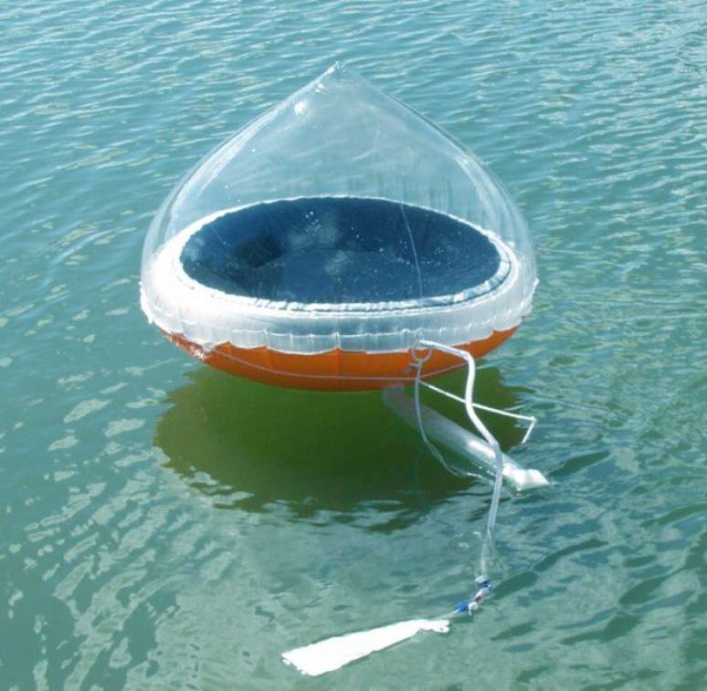 Callahan usou um purificador solar como esse, que converte &aacute;gua do mar em &aacute;gua pot&aacute;vel: 'Levou um bom tempo para eu aprender a us&aacute;-lo, e produzir cerca de meio litro de &aacute;gua por dia'