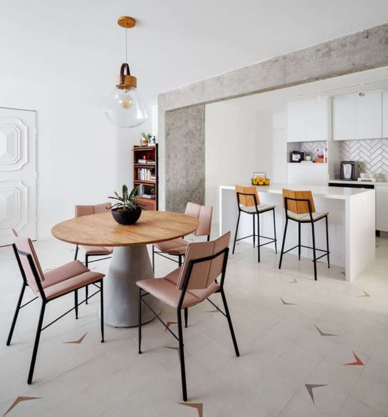 32. Cozinha americana com mesa cone na sala de jantar – Foto Casa de Valentina