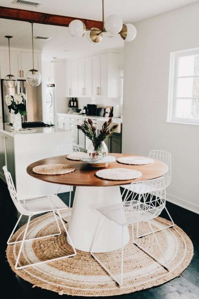30. Casa conceito aberto com mesa cone branca e madeira – Foto Decorology Blog